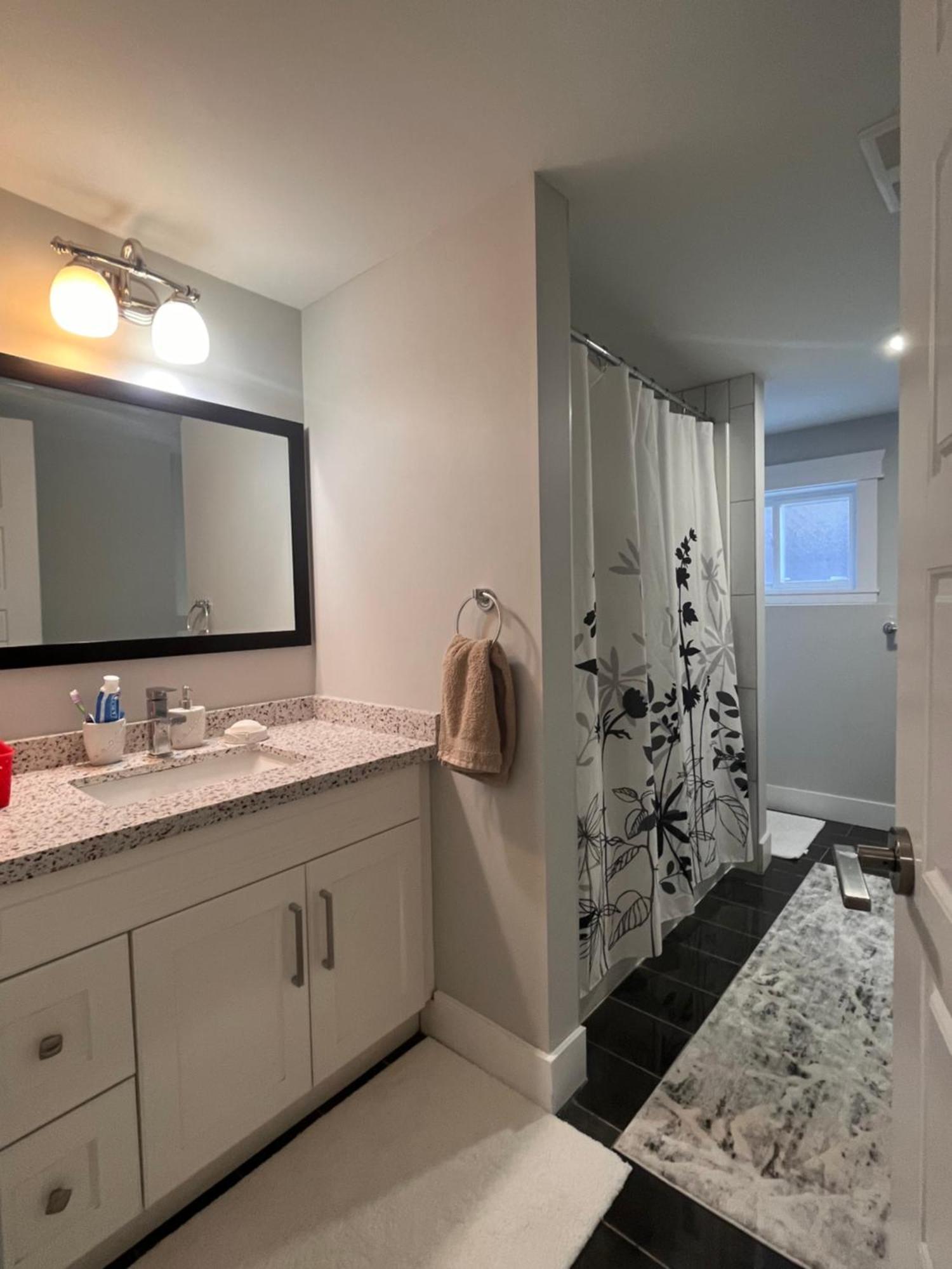 2 Bedroom Suite With Full Kitchen Revelstoke Buitenkant foto